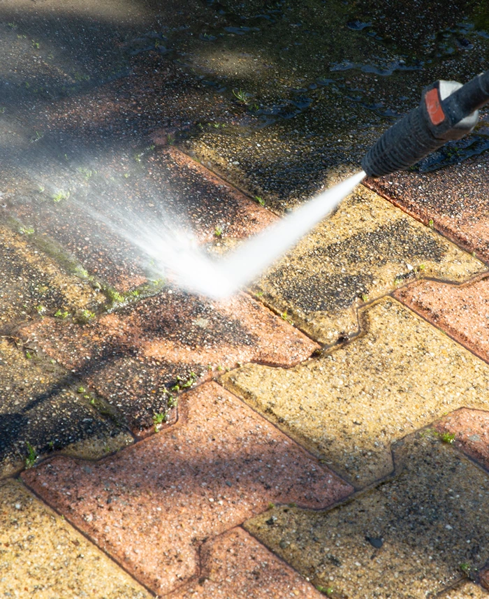 outdoor-floor-cleaning-with-high-pressure-water-jet (1)